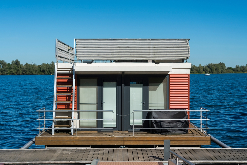 A,Picturesque,Houseboat,Floating,On,The,Calm,Waters,Of,Xantener