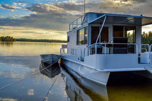 Sunset,Behind,Houseboat,On,Lake,In,Voyageur's,National,Park,In